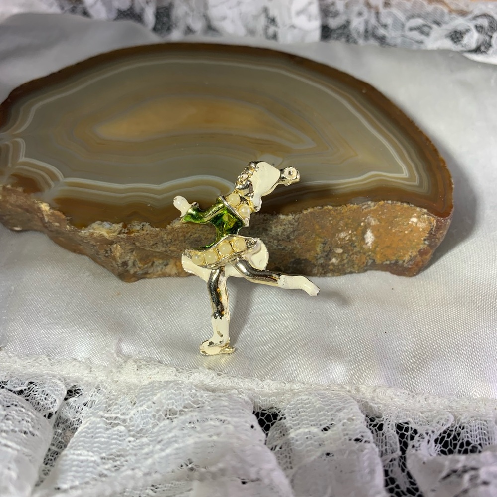 Elegant Vintage Gold Tone Green Dress Ice Skater with Tiny Pearl Brooch